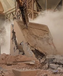 هدم وترحيل 43 مستودع بسلاح الصيانة